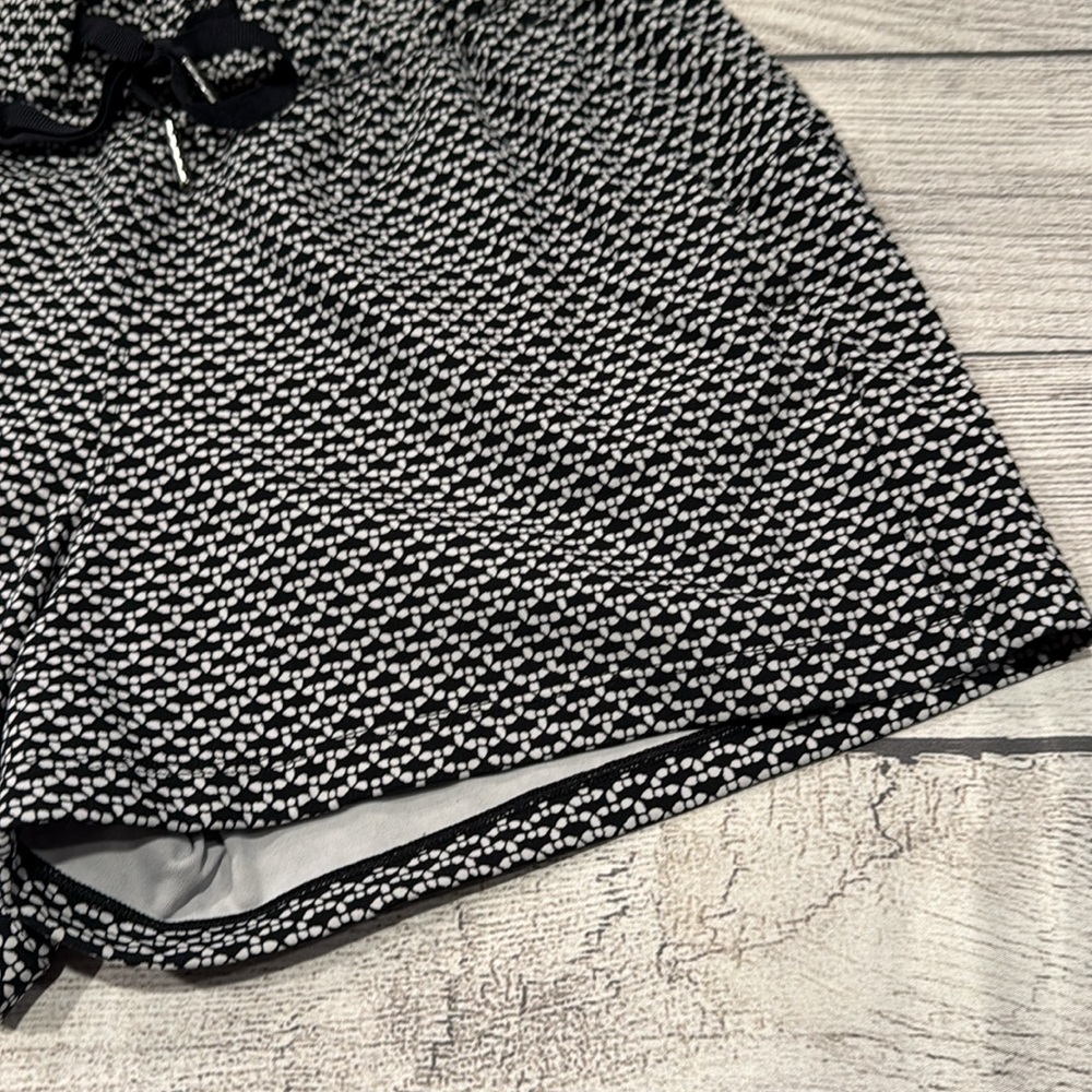 🍋Women’s Lululemon On The Fly Short 2.5” size 4 monochromatic black🍋 - Picture 6 of 16